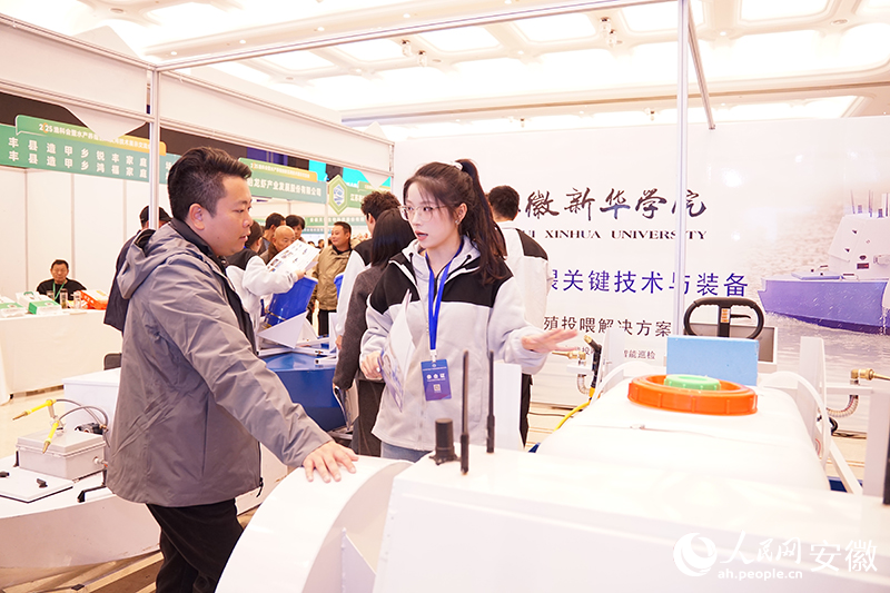 团队学生解答客商疑问。人民网 丁纪摄.jpg